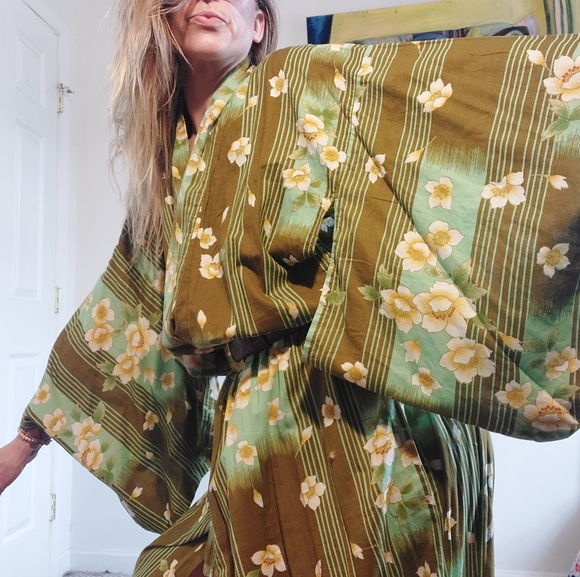 Vintage Japanese Kimono w/ retro flowers & stripes - Picture 3 of 11